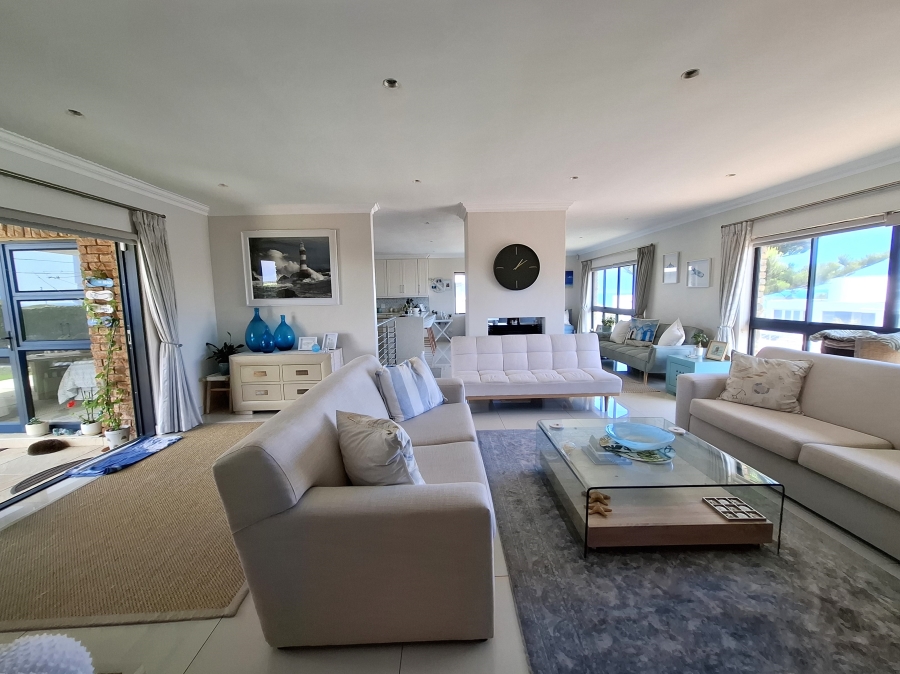 To Let 4 Bedroom Property for Rent in Bloubergstrand Western Cape